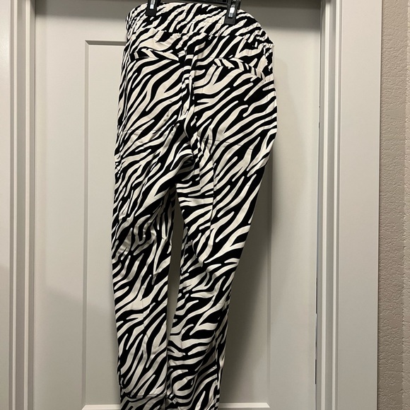NWT Size Medium Cabi ATC Zebra Joggers - Picture 6 of 10